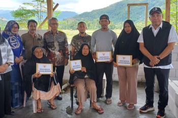 Gubernur Sulsel salurkan bantuan kepada korban kebakaran di Bua Luwu