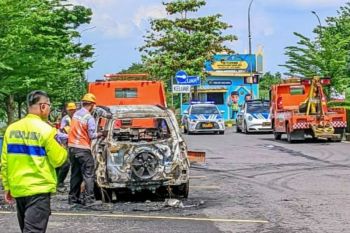 Sebuah mobil jenis SUV terbakar saat ditinggal parkir di rest area Tol Cipali