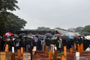 Jenazah Vidi Aldiano dimakamkan di TPU Tanah Kusir pada Minggu