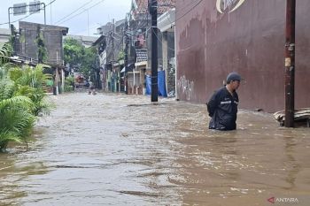 Tinggi air banjir di di permukiman warga Jakarta Timur capai 1,5 meter pada Minggu pagi