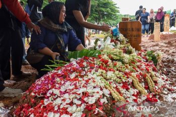 Jenazah Vidi Aldiano dimakamkan di TPU Tanah Kusir