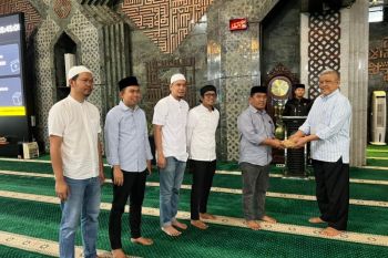 DPRD Sulsel serahkan dana infak buka puasa di Masjid Al-Markaz Al-Islami Makassar