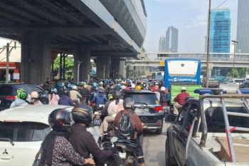 Lalin di flyover Pancoran padat, bus Transjakarta terlambat