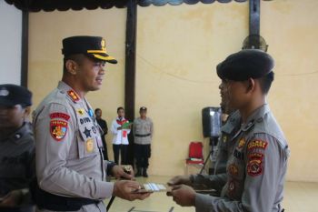 Kapolres Jayapura beri penghargaan bagi sembilan personil Sat Samapta