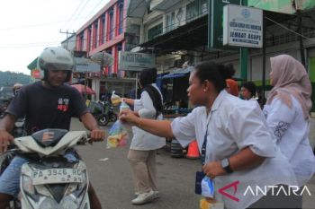 ANTARA Biro Papua bagikan 100 takjil kepada masyarakat Jayapura