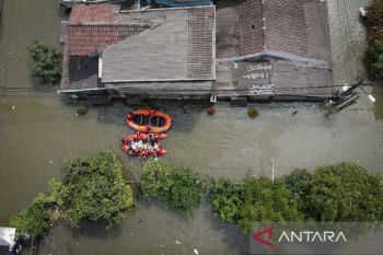 Evakuasi korban banjir di Tangerang