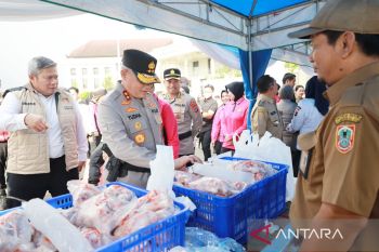 Polda Kalsel gratiskan ribuan paket sembako dan ikan segar di Gerakan Pangan Murah Ramadhan