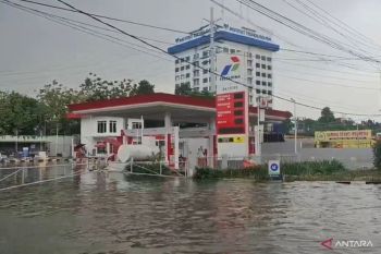 SPBU dan lalin lumpuh imbas banjir Jalan Outer Ring Road Cengkareng