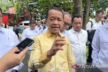 Harga minyak meroket, Bahlil percepat mandatori campuran etanol ke BBM