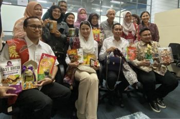 Harga emas Antam hari ini turun