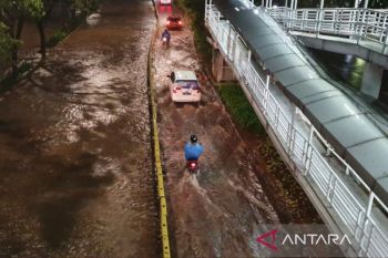 Transjakarta Ciledug-Tendean alami keterlambatan imbas banjir