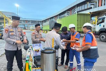 Polisi bagikan takjil dan sahur gratis bagi masyarakat di Pelabuhan Bakauheni