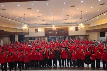 PDIP Surabaya bagikan ribuan paket untuk warga kurang mampu