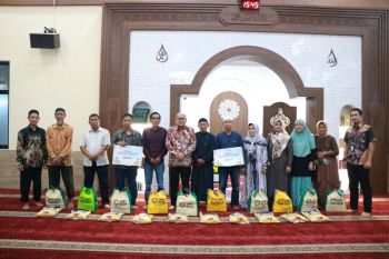 PLN Sulawesi salurkan sembako untuk purnabakti