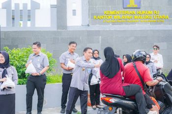 Gelar aksi sosial, Kemenkum Malut Berbagi Takjil, Tebar Berkah di Bulan Ramadan