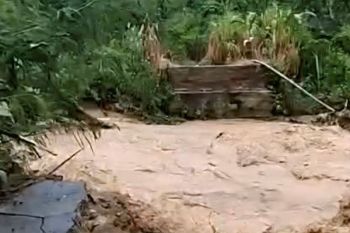 Jembatan gantung di Desa Bunut OKU Selatan putus diterjang banjir, aktivitas warga lumpuh total