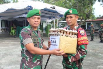 Jelang Lebaran, Kodim Lombok Tengah bagikan bingkisan THR untuk prajurit