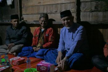 Sahur bersama warga, Gubernur Mahyeldi serahkan bantuan bedah rumah untuk keluarga kurang mampu di Pasaman