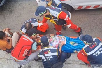 Seorang penumpang terjepit dalam kecelakaan beruntun di Tol JORR Jaktim