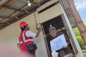 Cahaya Ramadan terangi 49 rumah keluarga prasejahtera lewat listrik gratis PLN