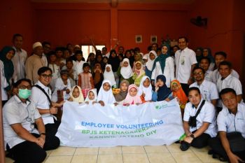 BPJS Ketenagakerjaan Jateng-DIY salurkan sembako ke panti asuhan di Semarang