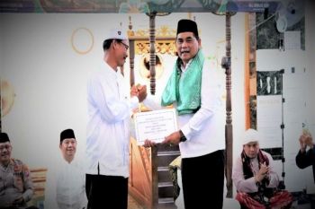 Bupati Shalahuddin salurkan bantuan untuk Masjid AKhmad Bakrie Sikui