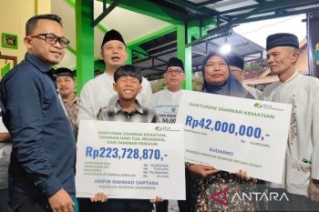 Bupati Boyolali serahkan santunan BPJS Ketenagakerjaan kepada keluarga petani