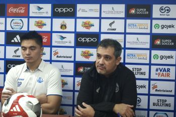 Arema FC takluk 1-2, Marcos Santos kritik kepemimpinan wasit