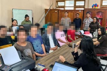Polsek Maulafa melimpahkan delapan tersangka pengeroyokan maut di Kupang