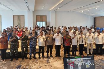 Gubernur Papua minta kepala daerah tetap di tempat selama libur Lebaran