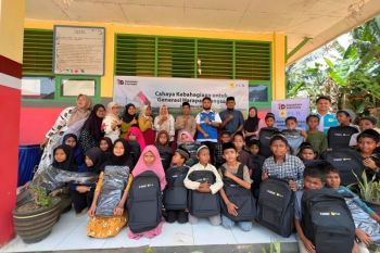 Danantara dan PLN bagikan 2.000 paket perlengkapan sekolah di Sultra