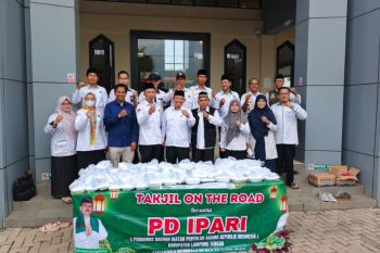 Pengelola Tol Bakter-IPARI Lampung Tengah bagikan takjil gratis di Rest Area KM 116