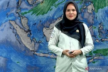 BMKG prakirakan hujan petir di sejumlah kota pada Rabu