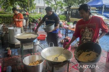 Dapur umum untuk korban bencana banjir di Tangerang