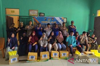 Polairud Polda Riau datangi warga pesisir, bawa sembako dan klinik terapung