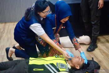 Sambut Angkutan Lebaran 2026, KAI Divre II Sumbar gelar penyuluhan manajemen kelelahan dan pelatihan P3K bagi pekerja