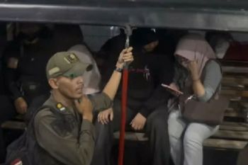 Puluhan pasangan bukan suami-isteri di Karawang terjaring razia di kos