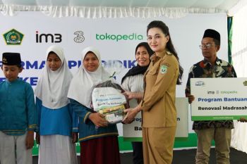 Gubernur Malut salurkan bantuan renovasi lima Madrasah