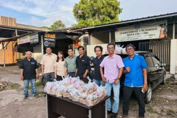 IJTI Korwil Cilegon bagi takjil ke sejumlah pengendara di jalur mudik