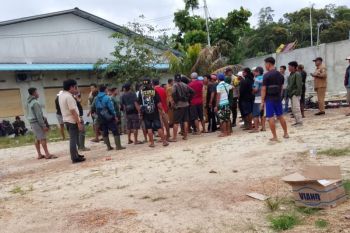 Anggota Polsek Mandor amankan aksi Massa di lokasi PT FBR Landak