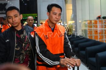 Foto: KPK tahan Bupati Rejang Lebong