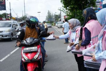 Srikandi PLN Babel bagikan takjil dan kurma di bulan Ramadhan