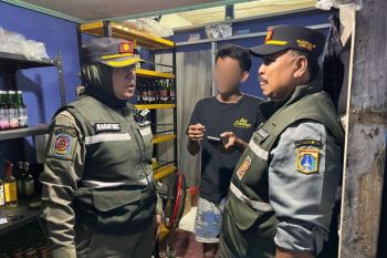 Satpol PP Jaksel sita miras ilegal berkedok jamu di Kebayoran Lama