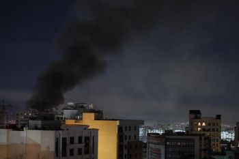 PBB peringatkan bahaya "hujan beracun" akibat serangan terhadap depot minyak di Timur Tengah