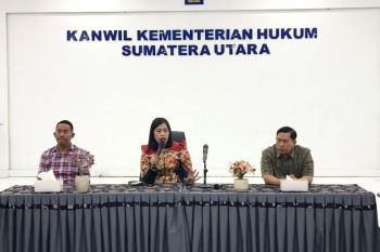 Kabag TU Kanwil Kemenkum Sumut berikan srahan kepada P3K dan PPNPN ansipasi WFA