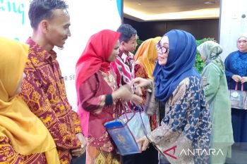 IWAPI Surabaya bagikan bantuan pada anak disabilitas dan yatim