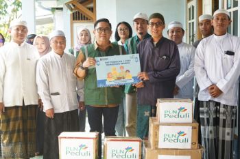 Pegawai PLN UID Kalselteng salurkan sembako untuk dhuafa, lansia-Guru TPQ