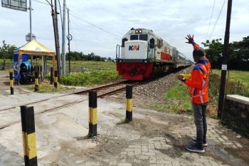 KAI tambah petugas perlintasan kereta tanpa palang pintu Banyuwangi
