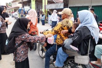 OSIS-MPK SMAN 1 Tanjung Raya Agam berbagi takjil gratis