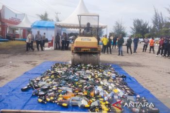 Polres Kolaka musnahkan 545 botol miras dengan alat berat